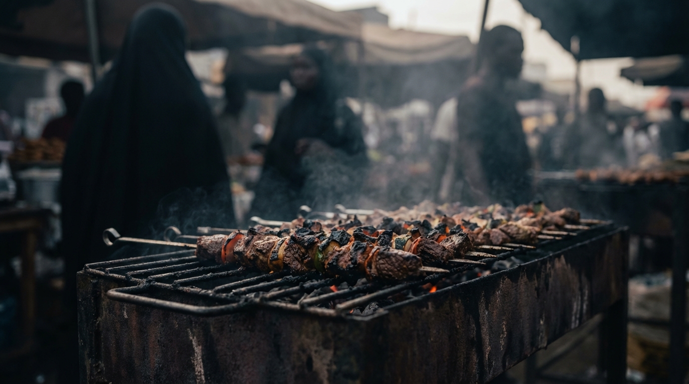 Des brochettes de viande cuisent sur les braises d'un barbecue de rue, une scène qui soulève des questions sur la provenance des aliments.